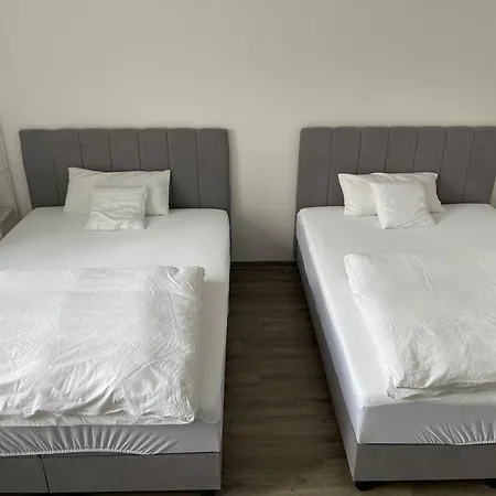 2-3 People In Peaceful * 카셀